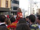 Una ni&ntilde;a con la camiseta de Gasol a hombros de su padre