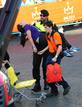 Una j&oacute;ven es atendida por los servicios de emergencias