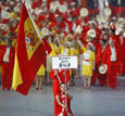 Una joven china sostiene el cartel que anuncia al conjunto espa&ntilde;ol.