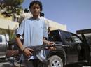 Un joven combatiente rebelde posa con su arma en una calle de Tripoli
