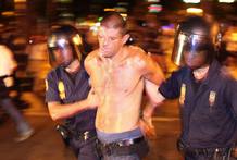 Joven detenido por la polic&iacute;a tras la protesta de los indignados frente al Ministerio de Interior
