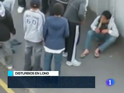 Ver v&iacute;deo  'Un joven herido en Londres es atracado por quienes aparentemente van en su auxilio'