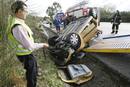 Bomberos y Guardia Civil asisten a la retirada de la carretera de Covelo del veh&iacute;culo que conduc&iacute;a P.G.V. cuando sufri&oacute; el accidente que le cost&oacute; la vida.