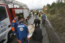 Miembros de los servicios sanitarios retiran de la carretera de Covelo el cad&aacute;ver de P.G.V., fallecida en accidente de tr&aacute;fico.