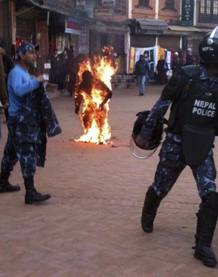 Joven se quema a lo bonzo