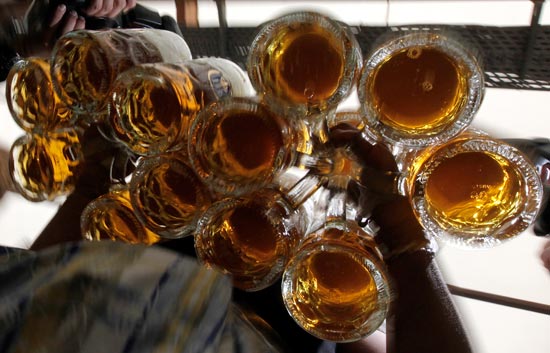 Como los menores no pueden consumir alcohol en los bares la mayor&iacute;a lo hace  en "el botell&oacute;n"