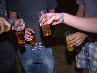 Ver v&iacute;deo  'Los j&oacute;venes cada vez empiezan antes con el alcohol y las drogas'