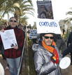 Los manifestantes han exhibido pancartas en contra de Camps, que fue absuelto en la rama valenciana de los trajes de G&uuml;rtel.