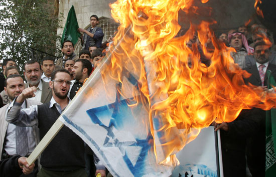 J�venes palestinos se enfrentan a pedradas a los antidisturbios israel�es que responden con violentas cargas policiales