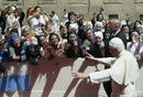 J&oacute;venes religiosas saludan a el papa Benedicto XVI