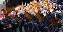 J&oacute;venes religiosas sostienen banderas espa&ntilde;olas durante su encuentro con el papa Benedicto XVI