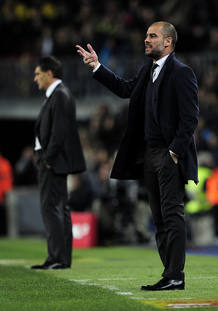 Pep Guardiola a instrucciones a sus jugadores desde la banda.