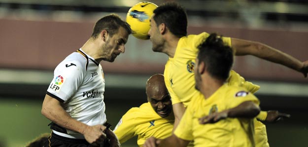 Soldado trata de rematar de cabeza para el Valencia ante la oposici&oacute;n de jugadores del Villarreal
