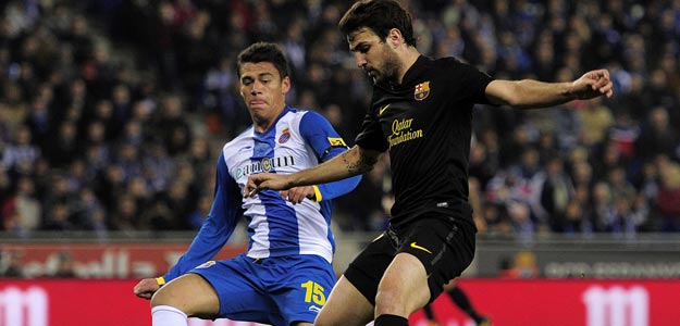 Cesc F&aacute;bregas trata de llevarse el bal&oacute;n ante la oposici&oacute;n de H&eacute;ctor Moreno