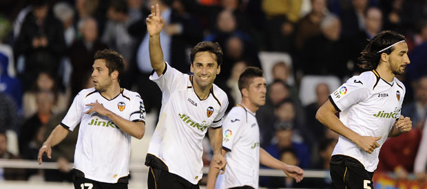 El brasile&ntilde;o Jonas celebra su gol ante el Rayo Vallecano.