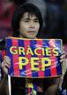 Un aficionado sostiene una pancarta con el mensaje de apoyo a Pep Guardiola