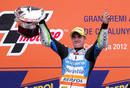 Maverick Vinales levanta el trofeo
