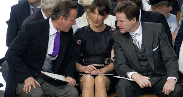 Cameron y Clegg hablan en el reciente jubileo de diamantes de la reina Isabel II en compañía de la esposa del primer ministro. Cameron y Clegg hablan en el reciente jubileo de diamantes de la reina Isabel II en compañía de la esposa del primer ministro.