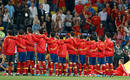 La selecci&oacute;n espa&ntilde;ola escucha el himno nacional, antes de comenzar el encuentro.