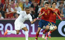 Busquets corre con el bal&oacute;n ante el jugador franc&eacute;s Maloluda.