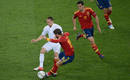 Ribery intenta arrebatar el bal&oacute;n a Sergio Ramos.