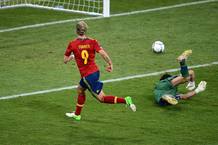 Fernando Torres bate a Gianluigi Buffon en la final de la Eurocopa.