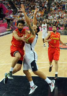 Juan Carlos Navarro intenta anotar ante Deron Williams