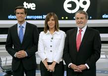 Juan Fernando L&oacute;pez Aguilar y Jaime Mayor Oreja acompa&ntilde;ados por la periodista de TVE Ana Blanco