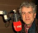 Juan Luis Arsuaga es miembro del equipo de investigaciones de los yacimientos pleistocenos de la Sierra de Atapuerca, por cuyo trabajo ha recibido, entre otros, el Premio Pr&iacute;ncipe de Asturias.