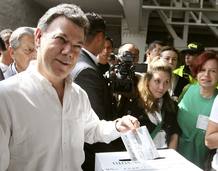 Juan Manuel Santosvota en Colombia