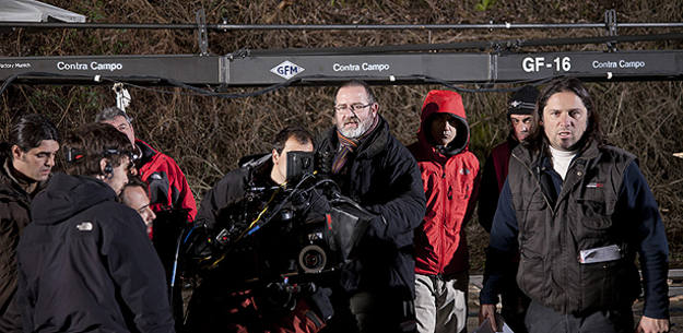 Juan Martínez Moreno, director de 'Los lobos de Arga', en un momento del rodaje Juan Martínez Moreno, director de 'Los lobos de Arga', en un momento del rodaje