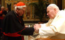 Juan Pablo II saluda al cardenal Ratzinger en el Vaticano