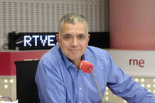Juan Ram&oacute;n Lucas, director y presentador de 'En d&iacute;as como hoy' de RNE