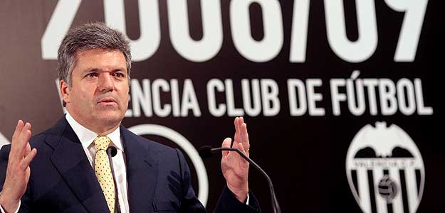 Juan Villalonga, durante la rueda de prensa ofrecida en el palco VIP del estadio de Mestalla.