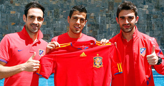 Juanfran, Dom&iacute;nguez y Adri&aacute;n posan felices con 'La Roja' tras conocer que han sido llamados por Del Bosque.