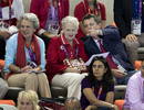 La reina Margarita de Dinamarca, junto al pr&iacute;ncipe Frederik y la princesa Benedikte, muy expectantes en las competiciones de nataci&oacute;n.