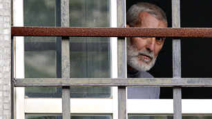 Ver v&iacute;deo  'El juez Castro concede la libertad condicional a Uribetxebarria, el preso etarra enfermo con c&aacute;ncer'
