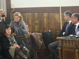Ver v&iacute;deo  'El juez desaloja la sala tras los aplausos y gritos cuando han declarado a Camps no culpable'