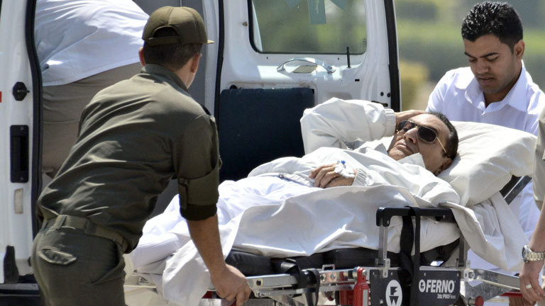 El juez desiste de juzgar a Mubarak y remite el caso a la corte de apelaci&oacute;n
