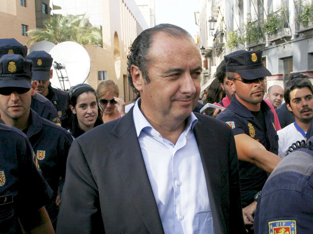 El juez imputa a Ripoll cinco delitos, entre ellos cohecho y fraude