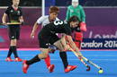 El jugador de Alemania Tobias Hauke (frente) disputa la pelota con Keun Dae Oh de Corea del Sur, durante el partido de la fase de grupos de hockey de los Juegos Ol&iacute;mpicos de Londres 2012, en Londres (R. Unido) este mi&eacute;rcoles 1 de agosto de 2012.