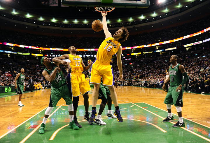 El jugador de Los &Aacute;ngeles Lakers, el espa&ntilde;ol Pau Gasol, machaca ante Boston Celtics.