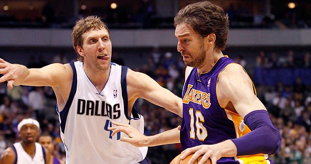 El jugador de los Angeles Lakers, Pau Gasol, ante el de los Dallas Mavericks, Dirk Nowitzki. El jugador de los Angeles Lakers, Pau Gasol, ante el de los Dallas Mavericks, Dirk Nowitzki.