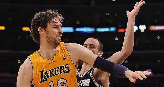 El jugador de los Angeles Lakers Pau Gasol ante Manu Ginobili, de los San Antonio Spurs. El jugador de los Angeles Lakers Pau Gasol ante Manu Ginobili, de los San Antonio Spurs.