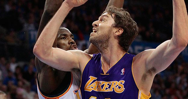 El jugador de los Angeles Lakers, Pau Gasol, y el de los Thunder, Serge Ibaka, durante su partido en la NBA.