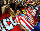 El jugador argentino del Atl&eacute;tico de Madrid Eduardo Salvio celebra con aficionados la victoria.