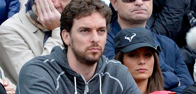 Pau Gasol, junto a su novia Silvia L&oacute;pez, en la final de Roland Garros