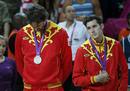 El jugador de baloncesto espa&ntilde;ol, Pau Gasol y su compa&ntilde;ero Rudy Fern&aacute;ndez posan con su medalla de plata.