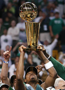 El jugador de los Boston Celtics, Paul Pierce, alza la copa de la NBA en su cancha