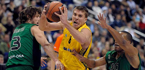 El jugador del Alba de Berl&iacute;n, Hamann, trata de pasar ante la presencia de los jugadores del DKV Jasaitis y Mallet.